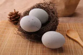 为什么皮蛋有黄色的也有黑色？哪种皮蛋最好呢？原来有这两点不同图片