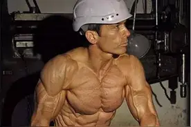 英国建筑工人体脂率低至2.3%，健身锻炼30年，活生生的"干尸"标本图片