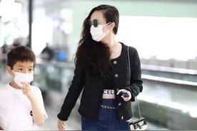 霍思燕带儿子出行，穿露脐装小秀性感，8岁嗯哼身高到妈妈肩膀图片