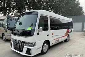 2022款丰田考斯特实拍，8缸动力+9座，豪华内饰不输埃尔法图片