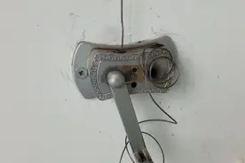 晾衣架的钢丝绳坏了怎么办？请人修最少100元，自己修只花了4元钱图片