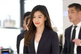 全智贤不愧是“气质女神”，藏蓝色大衣潇洒利落，魅力十足太惊艳图片