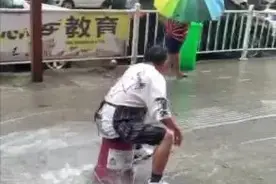 消防栓被撞断狂喷水，贵州小伙坐水桶人肉压水柱图片