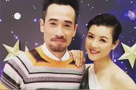 结婚8周年！陈豪妻子晒黑白婚纱照庆祝，十指紧扣漫步街头太浪漫图片