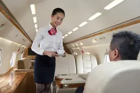 飞机起飞后，空姐为什么偷偷把头等舱布帘拉上？看完才知其猫腻图片