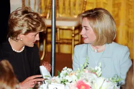 同爆出轨门，戴安娜鱼死网破结局悲，而希拉里和丈夫一起共渡难关图片