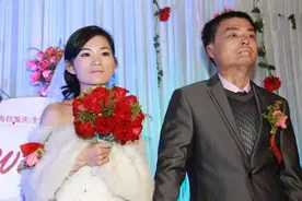 兵哥哥舍身救44人，身体烧伤90%，住院期间女孩喂水，后修成正果图片