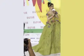 芭莎慈善夜红毯：baby资源逆天，景甜生图露怯，杨幂发型显老图片