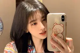 对镜自拍，我只服她，快来做笔记图片