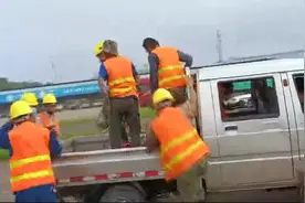 7名工人挤坐车斗，货车违法载人被查获！图片