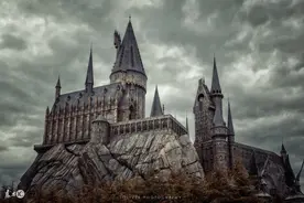 小说：小伙在一个女孩面前被野羊连续顶趴在地上，实在太搞笑啦！图片