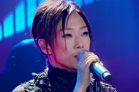 54岁恢复单身的林忆莲红颜不老，李宗盛白发孤独，活在当下就赢了图片