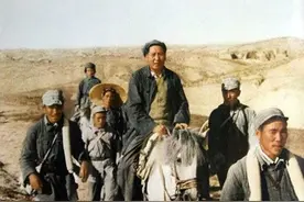 前有黄河，后有追兵，周恩来万分焦急，毛泽东却淡定说道：拿烟来图片