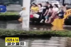 暴雨后，铲车老板这波操作火了！网友看懵：好拉风图片