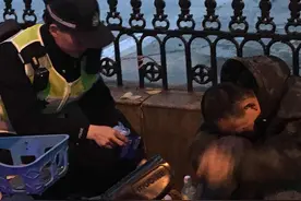 生活不易！男子应酬醉倒街头痛哭，后来一幕心酸又温暖图片