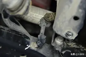 拆开后才知道，原来法系车的底盘是这样的图片