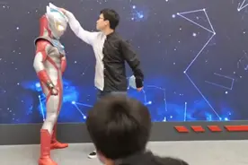 奥迷强摸奥特曼皮套演员引网友痛批，为何皮套演员的头套摸不得？图片