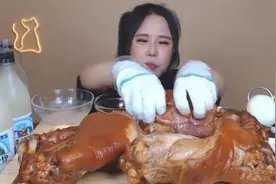 大胃王直播吃了60斤猪蹄，把肉放大20倍后再看，网友：真的不信图片