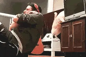 憋笑挑战：十个短笑话，为什么大学新生急于脱单？图片