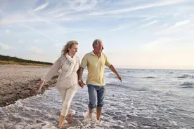 如果家中老人有这些表现，表明即将离我们远去，要做好心理准备图片