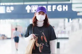 马思纯有点用力过猛，大夏天穿高领打底衫，配短袖略微显胖了图片