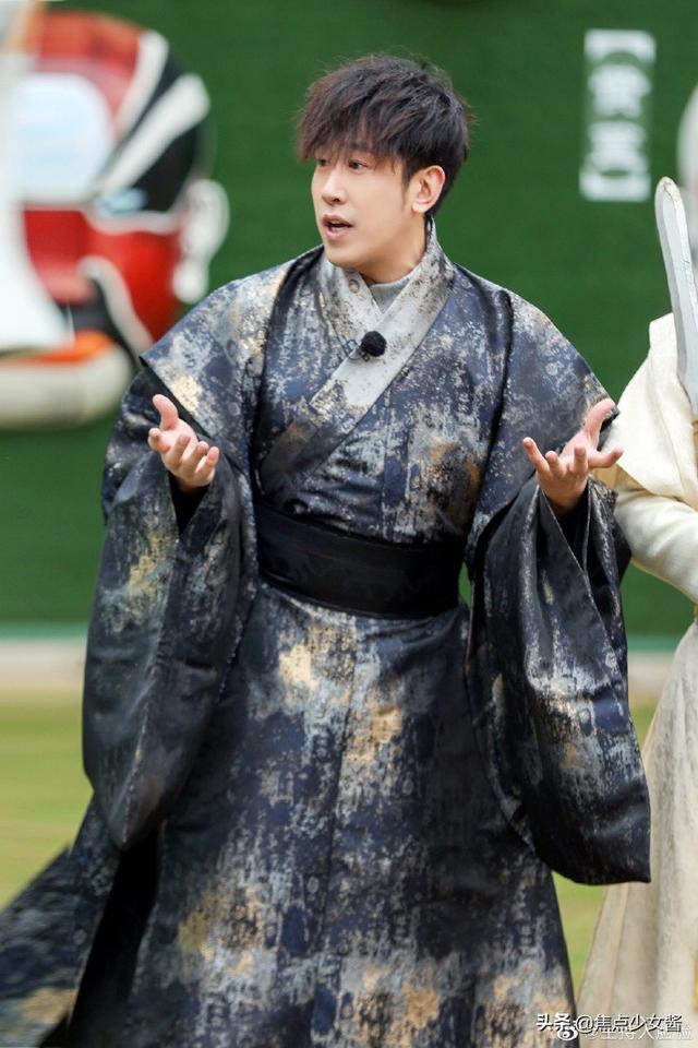跑男新一期穿越三国有点搞笑！常驻MC全是配角？主角竟是村长？