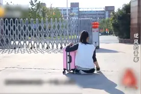 河南无腿女孩，6岁失去双腿和双亲，用手蹦进大学校门图片