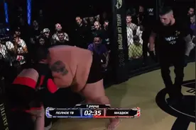 124斤职业女拳手暴打比自己重356斤的男网红图片