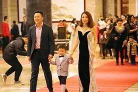 幼儿园毕业典礼，成大型“攀比现场”，园长：别仇富！圈子不同图片