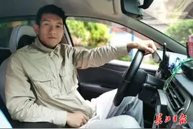 “网红”的哥吴佳麒：在出租车里讲述武汉故事图片