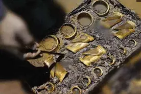 1999年，砖厂司机开铲车挖出数百块金饼，价值20亿元，被村民抢光图片