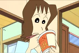 蜡笔小新：成人也有童年，与孩子争抢，解读梦伢与小新的胡闹图片