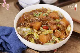 深秋了，这样做一锅猪肉炖粉条，东北老做法，好吃到汤汁都不剩图片