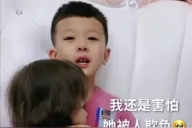 哥哥抱着要上幼儿园的妹妹痛哭：怕她被人欺负 网友：像极了父亲图片