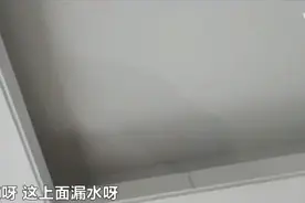 这个买顶楼的人中招了！长沙金茂湾新房交付几个月，漏水漏的地板都快报废了图片