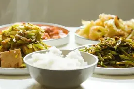 超8小时就是隔夜饭？能否食用主要看一个「标准」图片