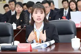 6岁女孩带着傻母病父上学，10年如一日，真实身份惊呆了所有人图片