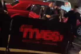 王思聪开千万豪车现身酒吧，一群人争着开车门，还有专人打伞图片