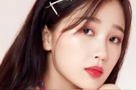 虞书欣头戴小珍珠发夹，展现女孩子的夏日甜美图片