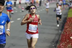 女跑者的执着：生理期跑步图片