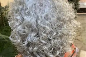 老年人经常烫染发质差，头发毛躁还显老，三个妙招让头发更健康图片