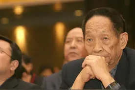 袁老摸豪车住豪宅被辱骂，明星却被捧上神坛，这是不是吃太饱了图片