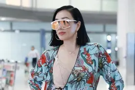 48岁钟丽缇又胖了？两手空空轻松潇洒，却暴露矮个身材图片