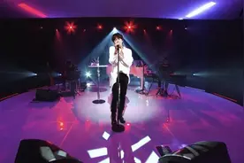 32岁张根硕瘦身成功，大开衣襟扭腰起舞秀好身材，亚洲王子回来了图片