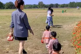 江苏3胞胎女儿出门“炸街”，路人眼神亮了：手里儿子顿时不香了图片