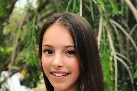 俄罗斯15岁溜冰少女，比赛转身太美走红，素颜照曝光吸粉无数图片