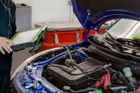 汽车熄火3小时后，为何车头还是发烫？注意这些行为容易伤车图片