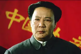 79年，耿飚手指古月的照片问：像毛主席吗？叶剑英：像，真像图片