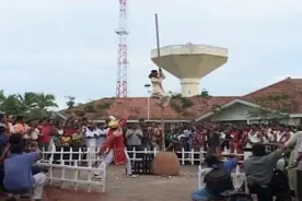 印度“通天绳”的原理为何？小孩爬到顶端就掉下来，过程不忍直视图片