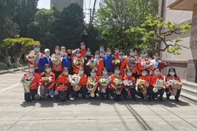 鲜花送英雄 花店老板的“爱与执着”图片